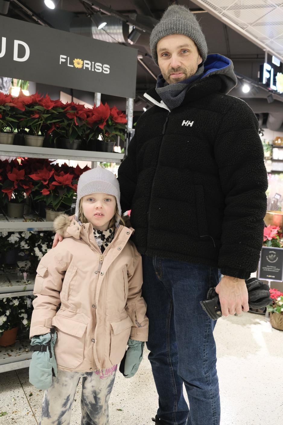 Far og datter st&aring;r sammen p&aring; bilde 