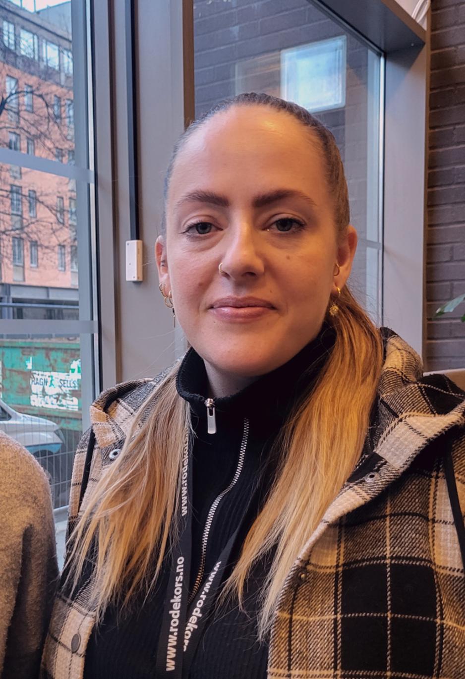 Seniorkonsulent i BARK, Marielle Halvorsen, avbildet i R&oslash;de Kors' lokaler.