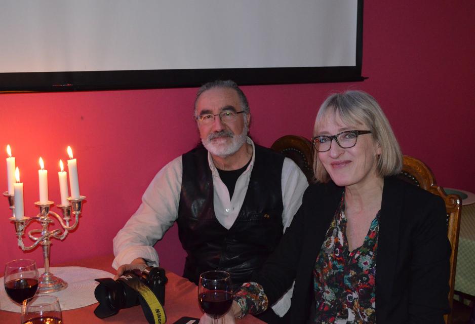 Et par smiler til kamera, lysestake p&aring; vendte side.