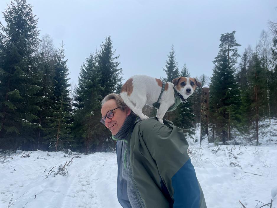 hund p&aring; mann i skogen