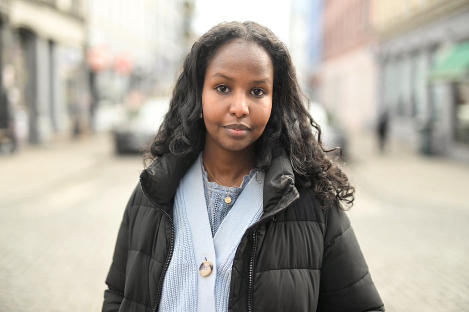 portrett av en kvinne ute p&aring; gata