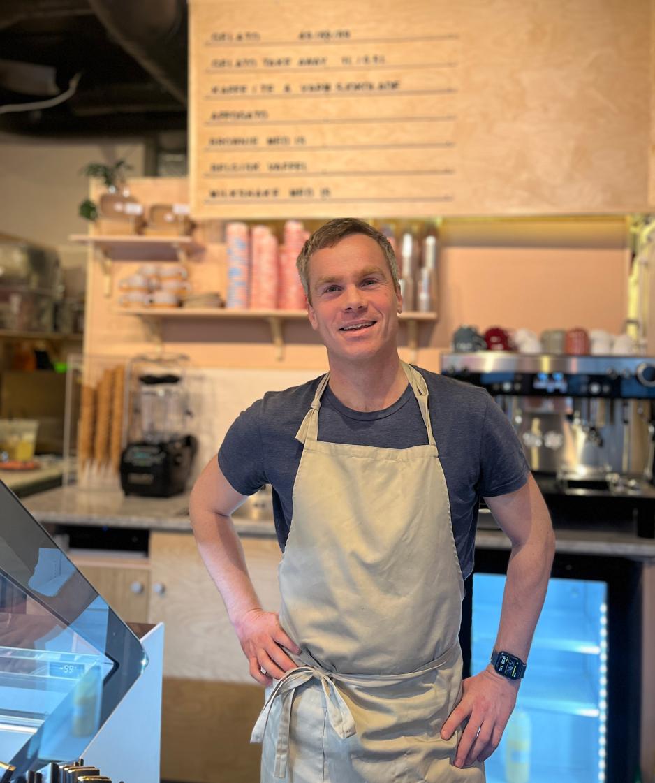 Mathias Holtz st&aring;r ved kassen i iskafeen Happis p&aring; Ensj&oslash;.