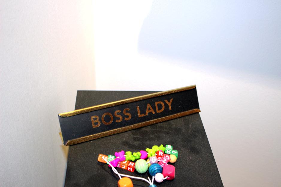 Bilde av et skilt der det st&aring;r "Boss Lady"