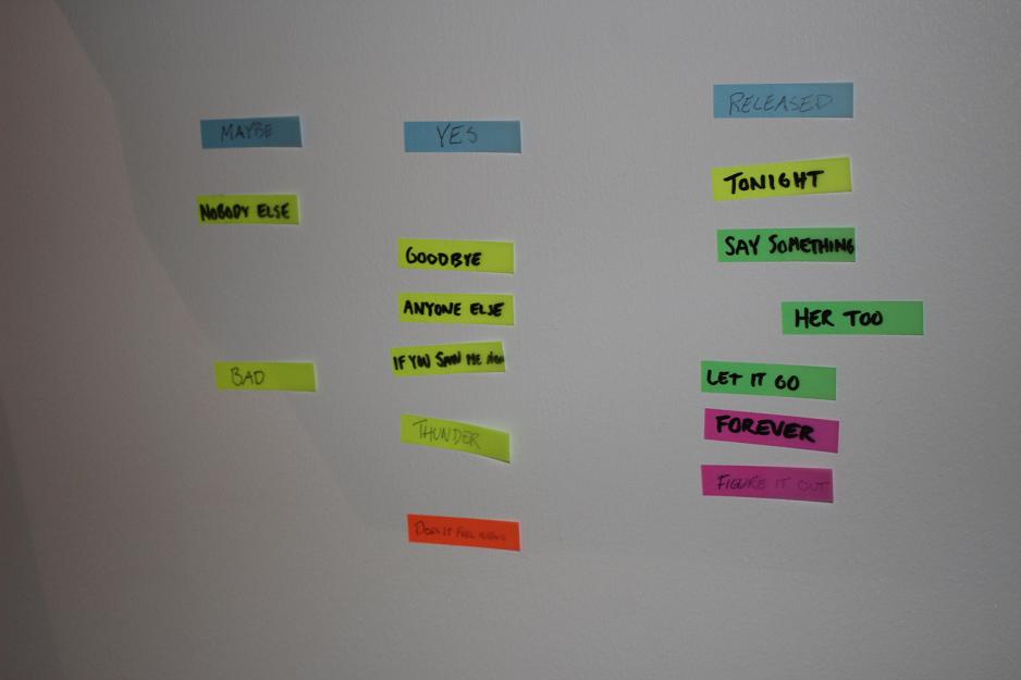 Post-it lapper p&aring; veggen til Matilda Gressberg