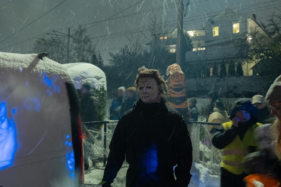 Mann i skummel utkledning