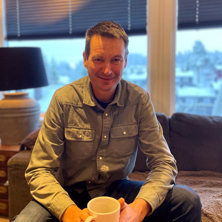 Mattis Th&oslash;rud fra "Monsen, Monsen og Mattis" sitter i en sofa og smiler til kamera