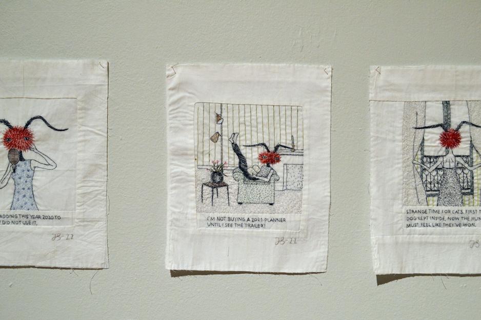 Julie Skarlands tekstilarbeid p&aring; utstilling.