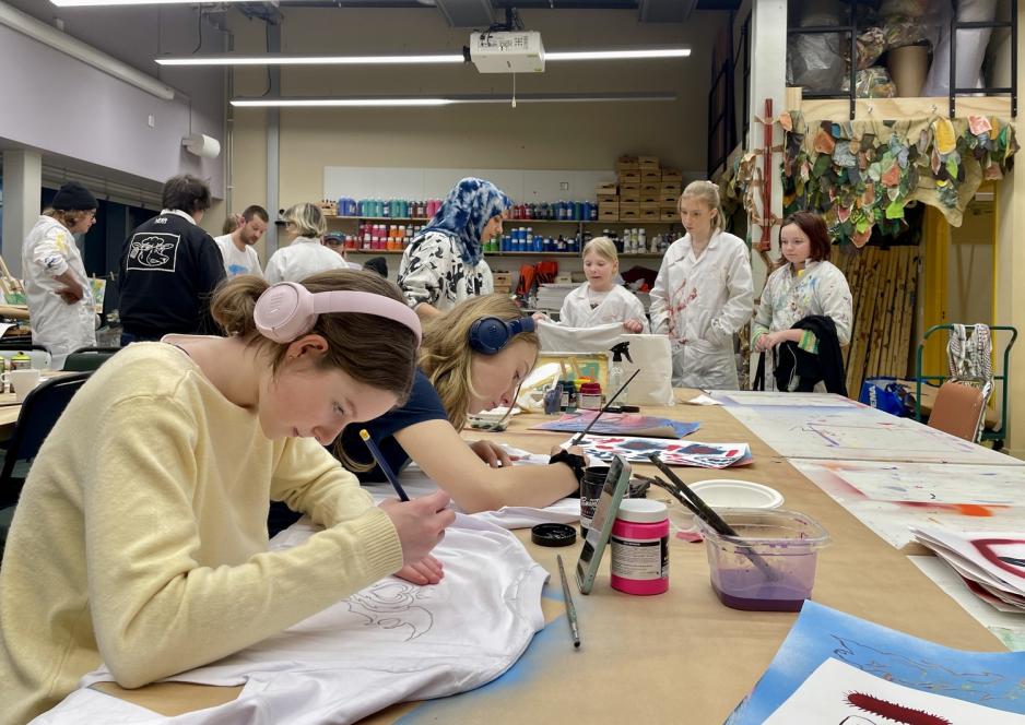 to jenter med h&oslash;retelefoner lager kunst