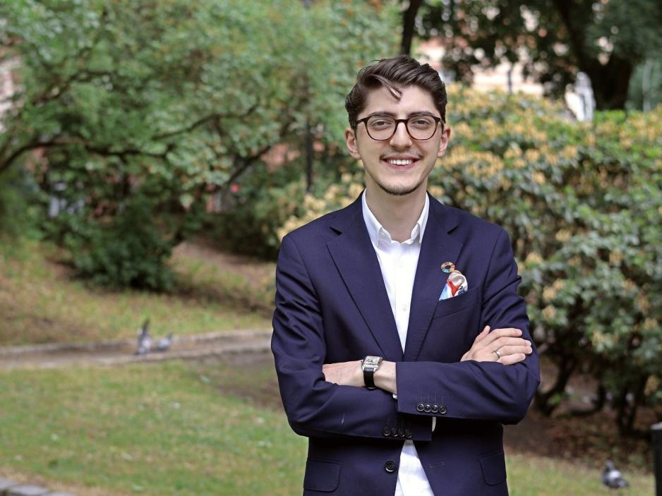 Skolepolitisk talsperson for H&oslash;yre. Mehmet Kaan Inan, if&oslash;rt dress. Portrettbilde.