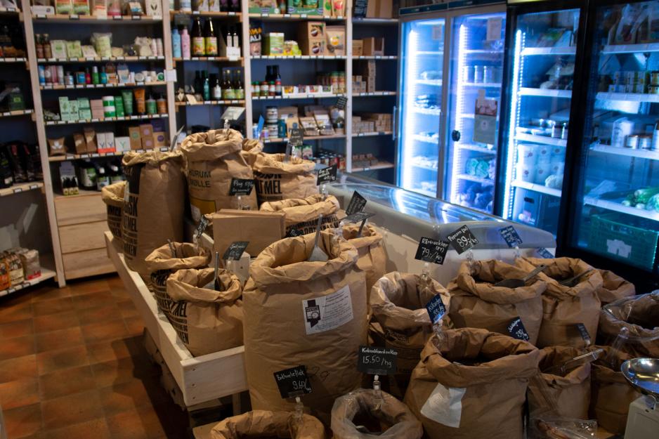 melposer og varer hos butikken ekte vare p&aring; sagene