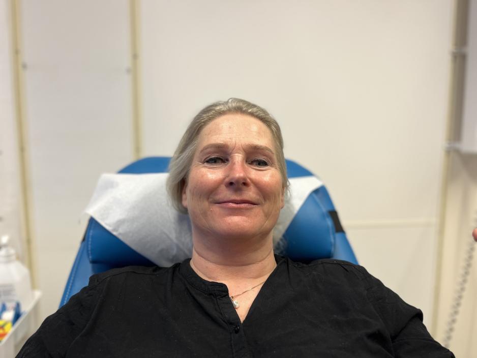 Dame i stol p&aring; sykehuset