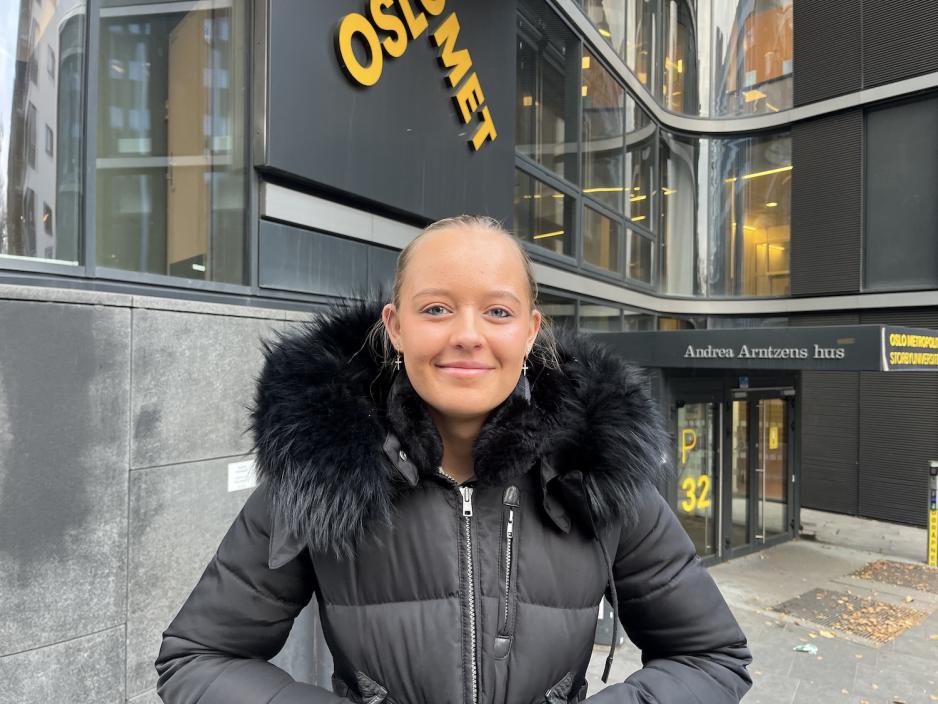 Studenten Mia Heimtoft liker &aring; gi julegaver. 