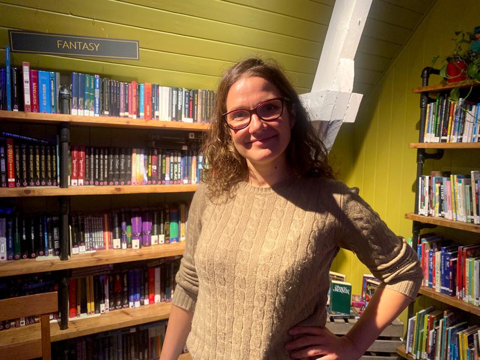 kvinne p&aring; bibliotek