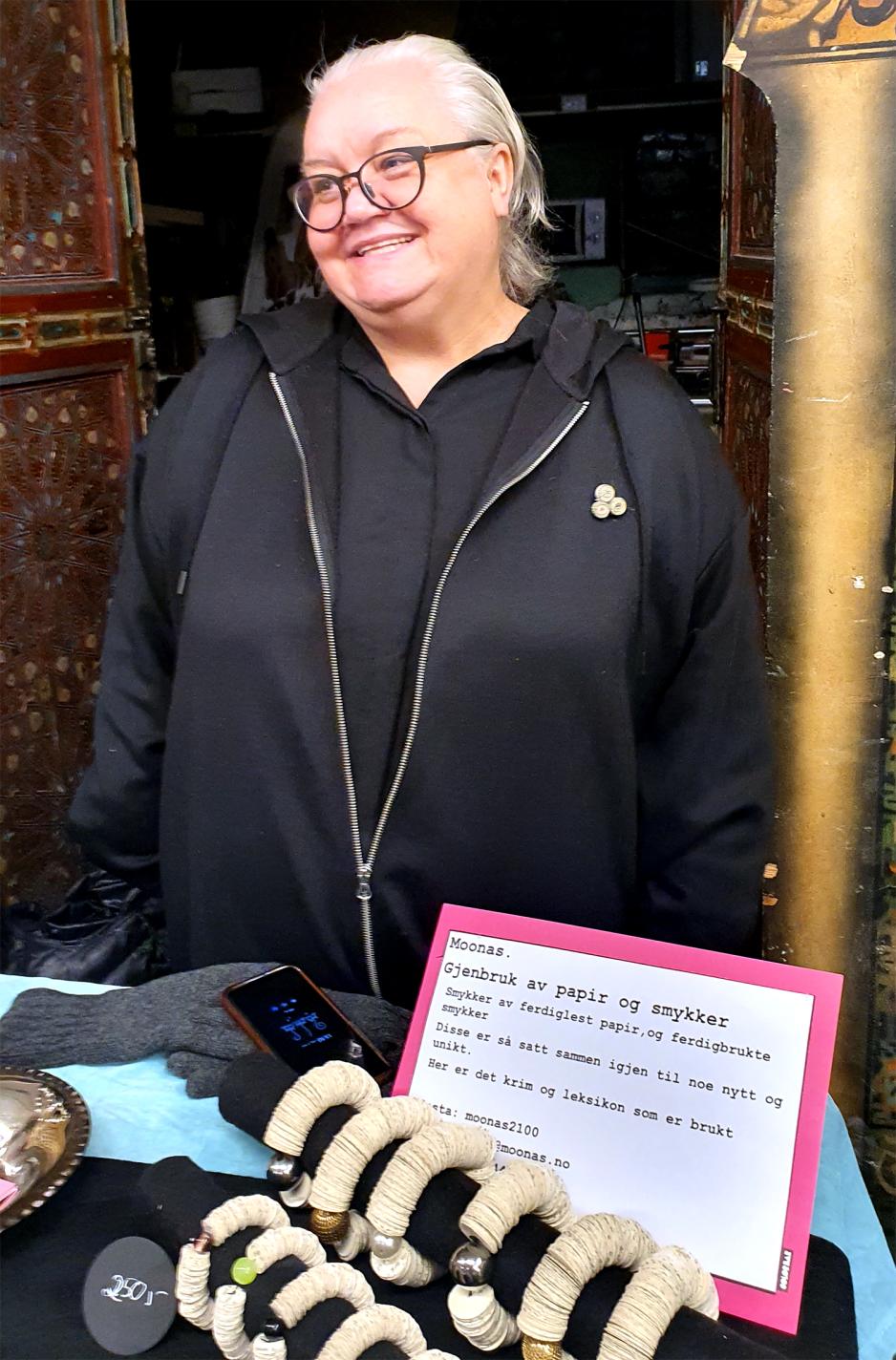 Mona Larsen, en av selgerne ved S&oslash;ndagsmarkedet i Ingensgate. 