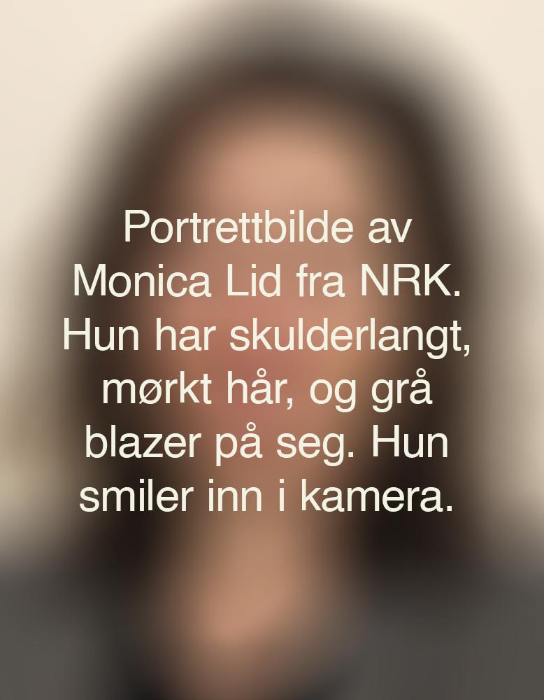 En uskarp bakgrunn med den alternative teksten til bildet under. Teksten sier: Portrettbilde av Monica Lid fra NRK. Hun har skulderlangt, m&oslash;rkt h&aring;r, og har en gr&aring; blazer p&aring; seg. Hun smiler inn i kamera.