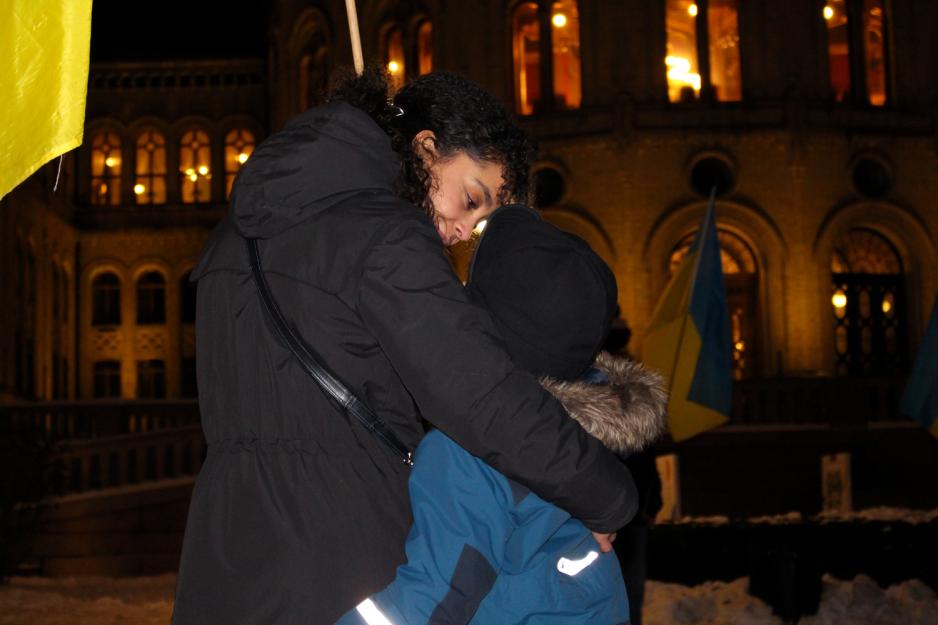 Ukrainsk mor som klemmer rundt sin s&oslash;nn under markeringen