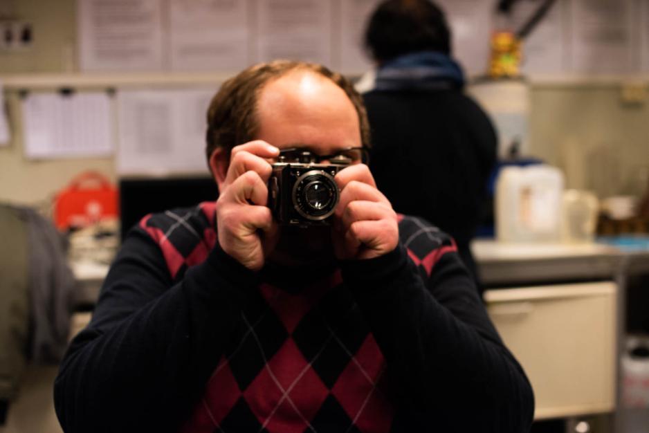 Bj&oslash;rner ser gjennom et gammelt kamera.