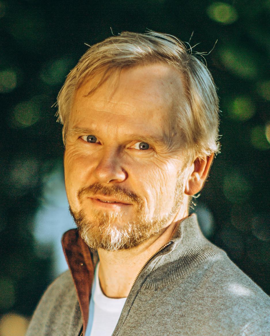 en mann med skjegg og blondt h&aring;r