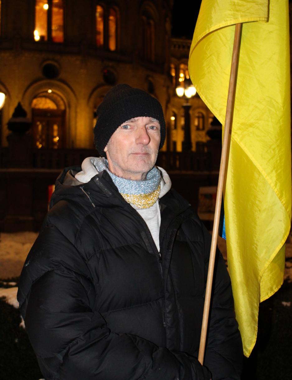 Morten Bessh&oslash; poserer foran Stortinget med et Ukrainsk flagg