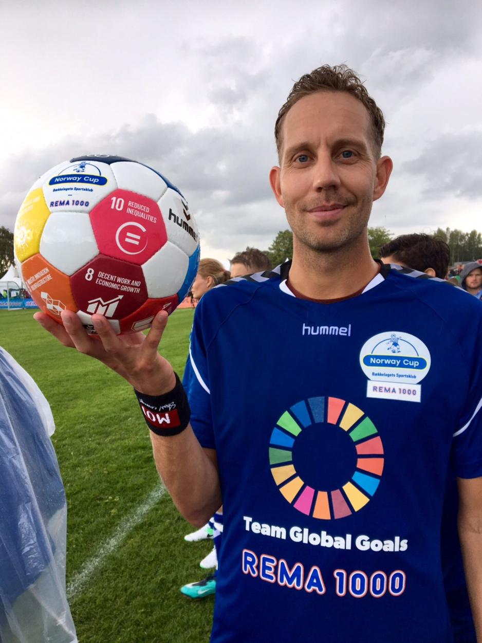 Morten Ramm med en fotball i h&aring;nda