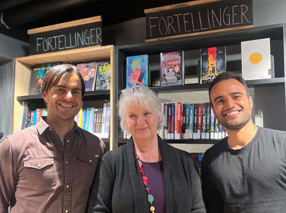Andr&eacute;s Pardo Rodr&iacute;guez (tv), &Aring;se Ranfelt og Henrique Carvalho da Cruz (th) st&aring;r foran bokhyllene i biblioteket p&aring; T&oslash;yen. 
