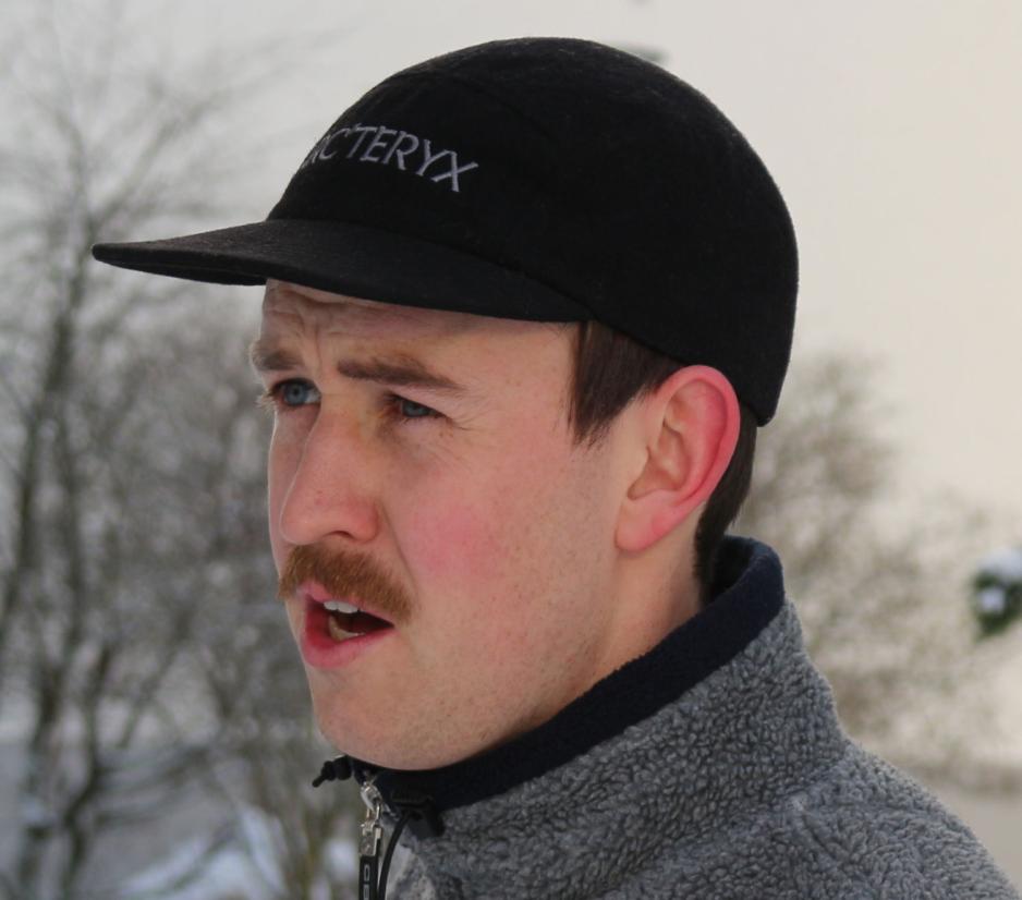 Et portrettbilde av Lars &Aring;ge i profil. Han har bart og har p&aring; seg en caps. 