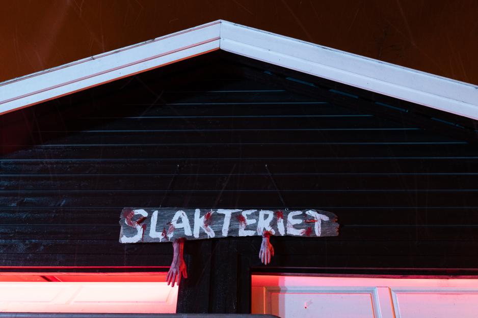 Skilt p&aring; garasje "Slakteriet" halloween