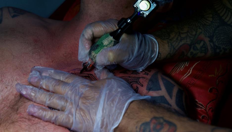 N&aelig;rbilde av en tatovering