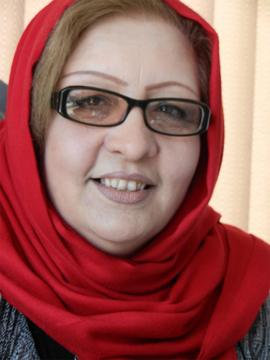 Kvinne med briller og r&oslash;d hijab. 