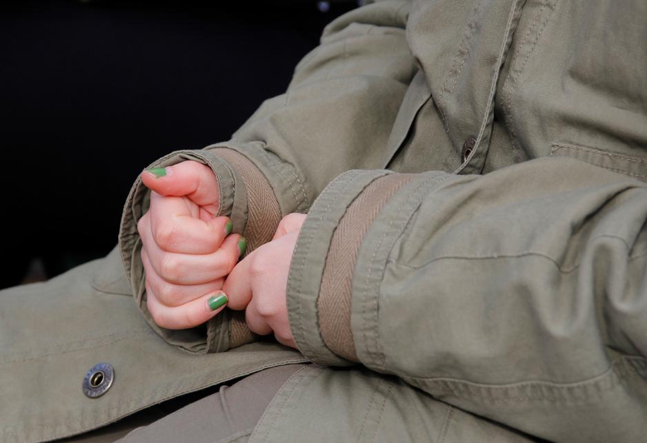 N&aelig;rbilde av hendene til Helena