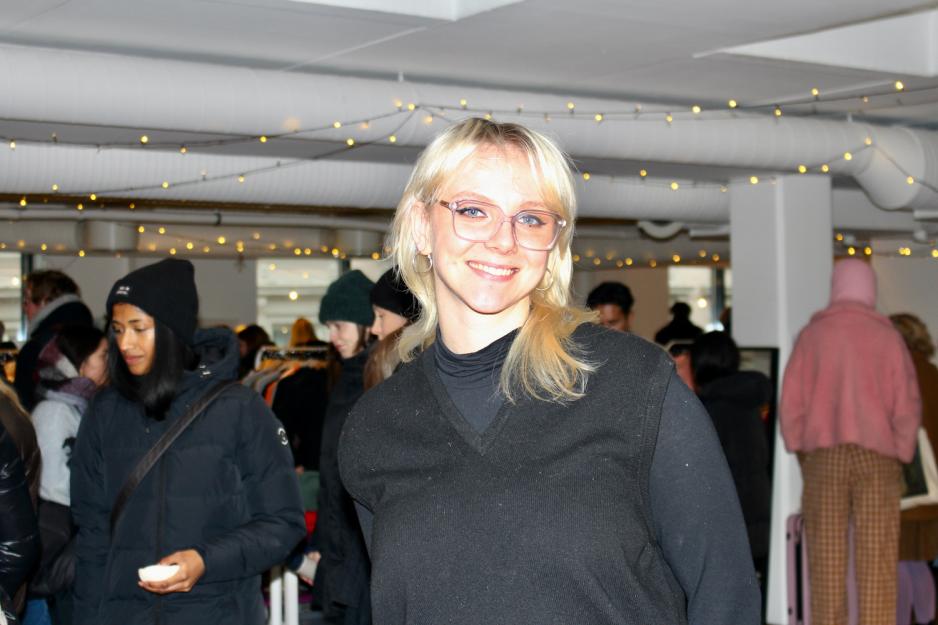 Nestleder i Floke smiler til kamera i folkehavet p&aring; markedet.