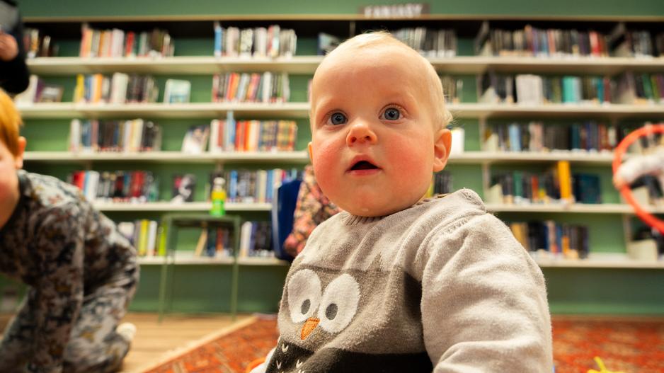 et barn sitter p&aring; gulva