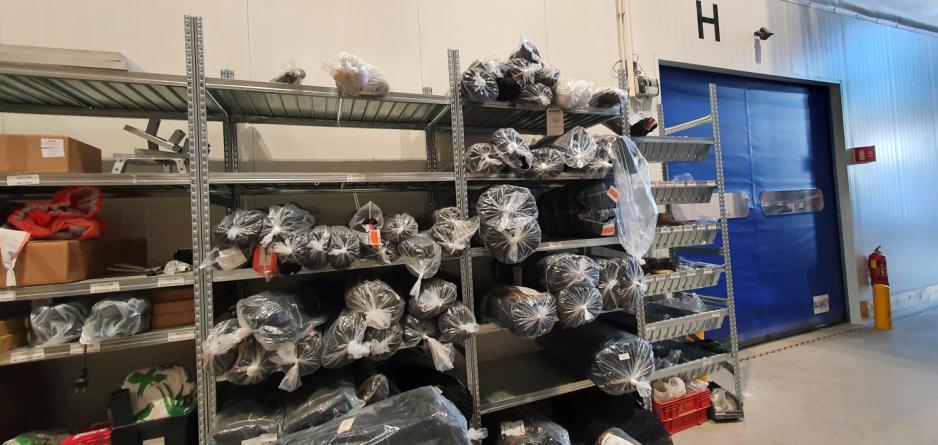 m&aring;kesak - sammenrullet fuglenetting p&aring; hyller