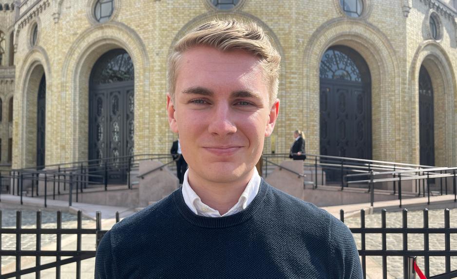 Nicolai &Oslash;steby foran Stortinget