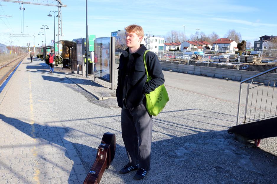 Gutt st&aring;r og venter p&aring; tog