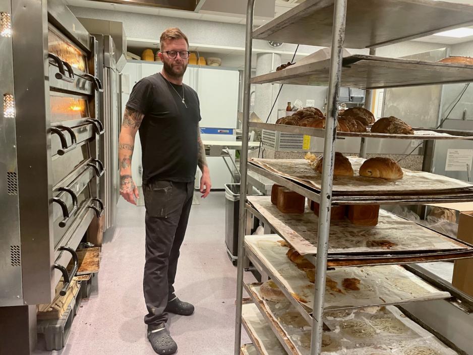 nils o heggdalsvik i bakeriet Kveitemj&oslash;l ved et fleretasjers brett med bakverk.