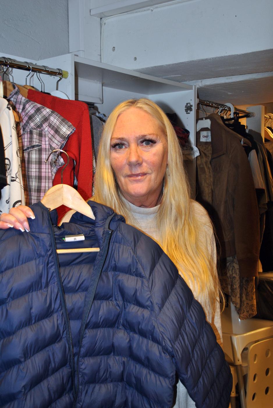 Nina Dahlin p&aring; bruktbutikken ved B&oslash;ler frivilligsentral