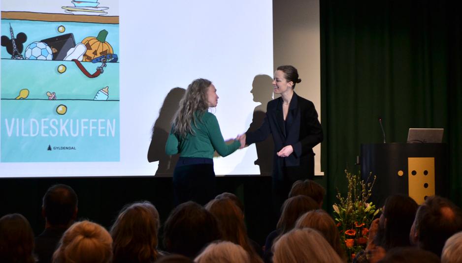 Nina Anderson Sj&oslash;dal mottar debutantprisen av kulturminister Anette Trettebergstuen