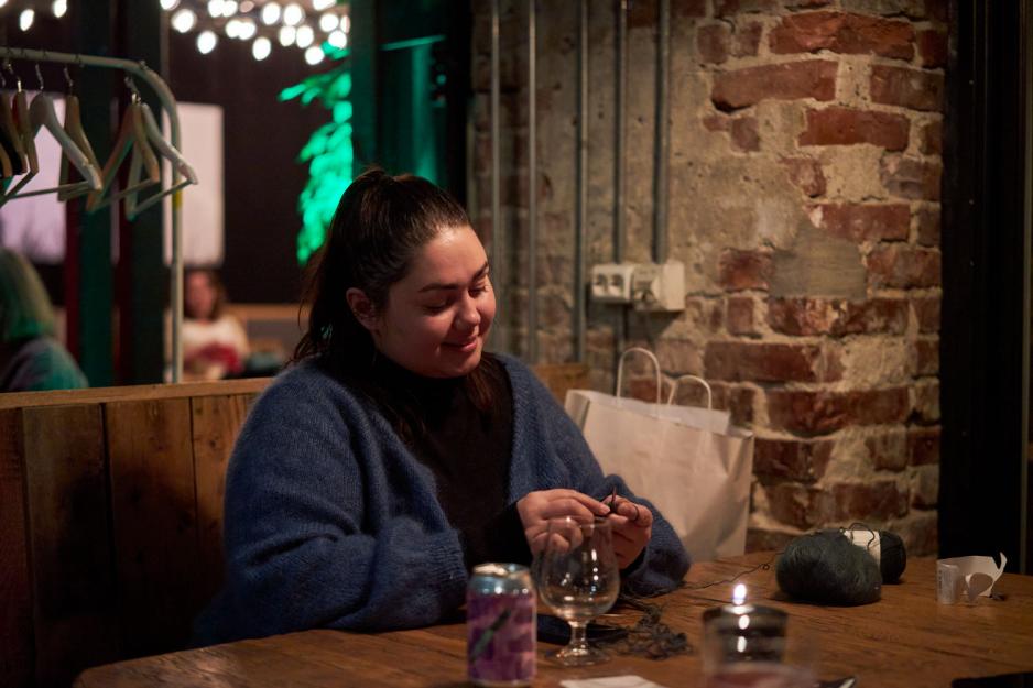 Ninaz Kodabandeh startet opp Strikk&drikk. Mandag kveld satt hun p&aring; Kulturhuset med et nytt strikkeprosjekt. 