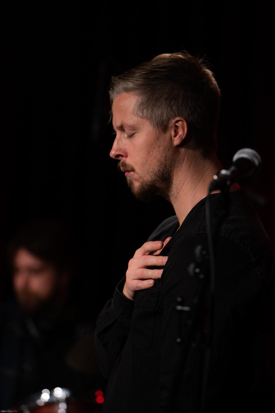 Vegard Holum f&oslash;ler musikken 