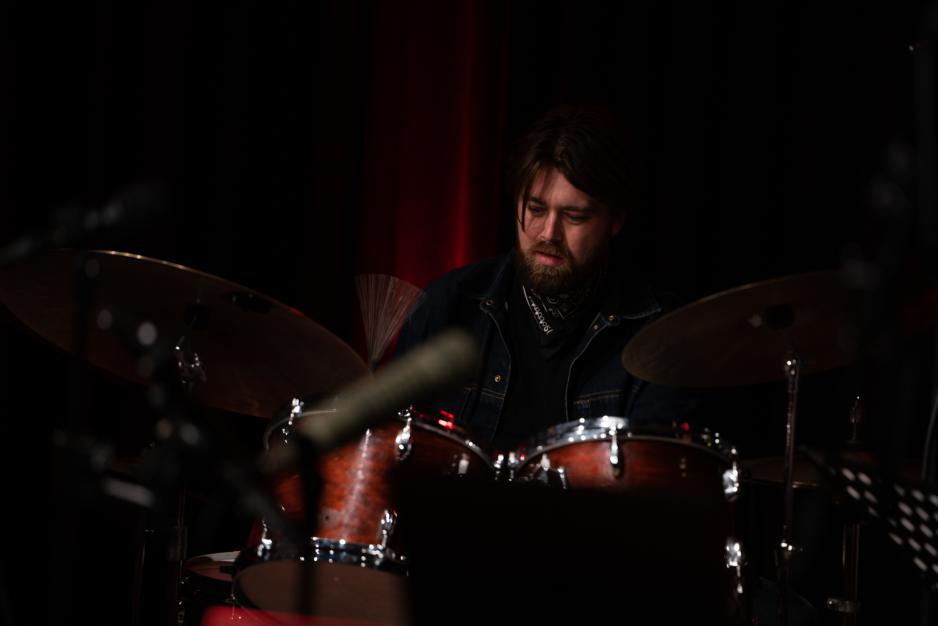 Ole Mofjell p&aring; trommer