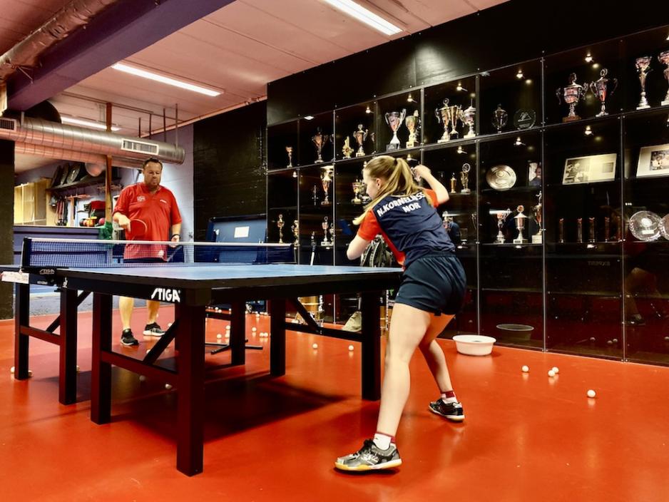 Nora Korneliussen sl&aring;r ballen i bordtennis mot landslagstreneren sin, Jan Bergersen. 
