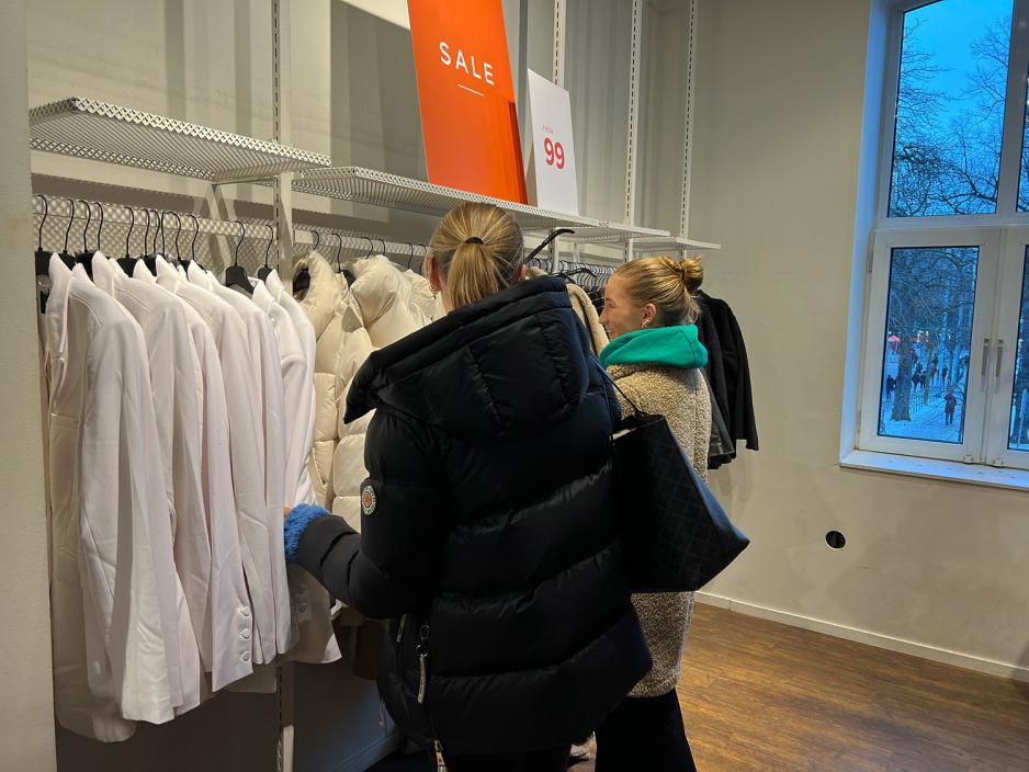Nora H&oslash;ines Julsrud og Sophie Stritzel koser seg p&aring; shopping.