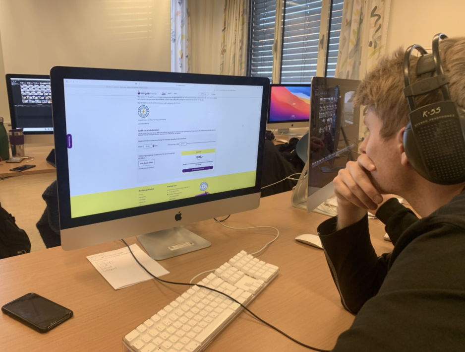Bilde av student som ser p&aring; nettsiden til Norges Energi