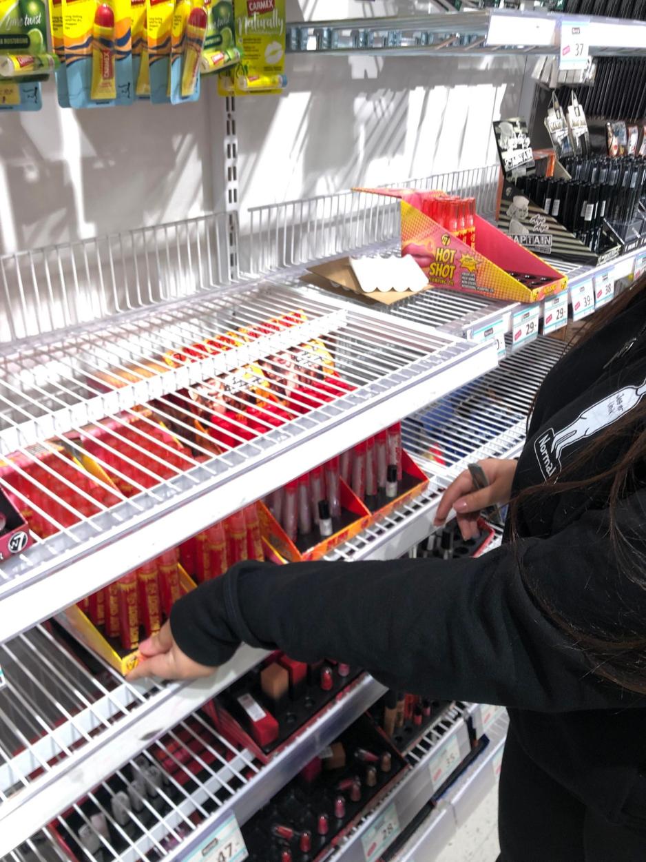 Ansatt p&aring; normal rydder i hyllen