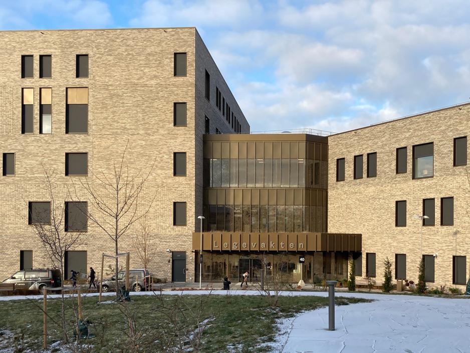 Oversiktsbilde p&aring; avstand av legevaktsbygget, hvor man kan se en inngang til legevakten. 