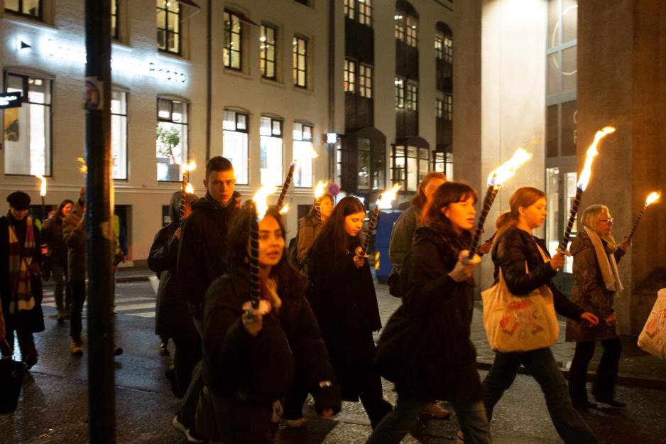 od fakkeltog folk g&aring;r i en sving
