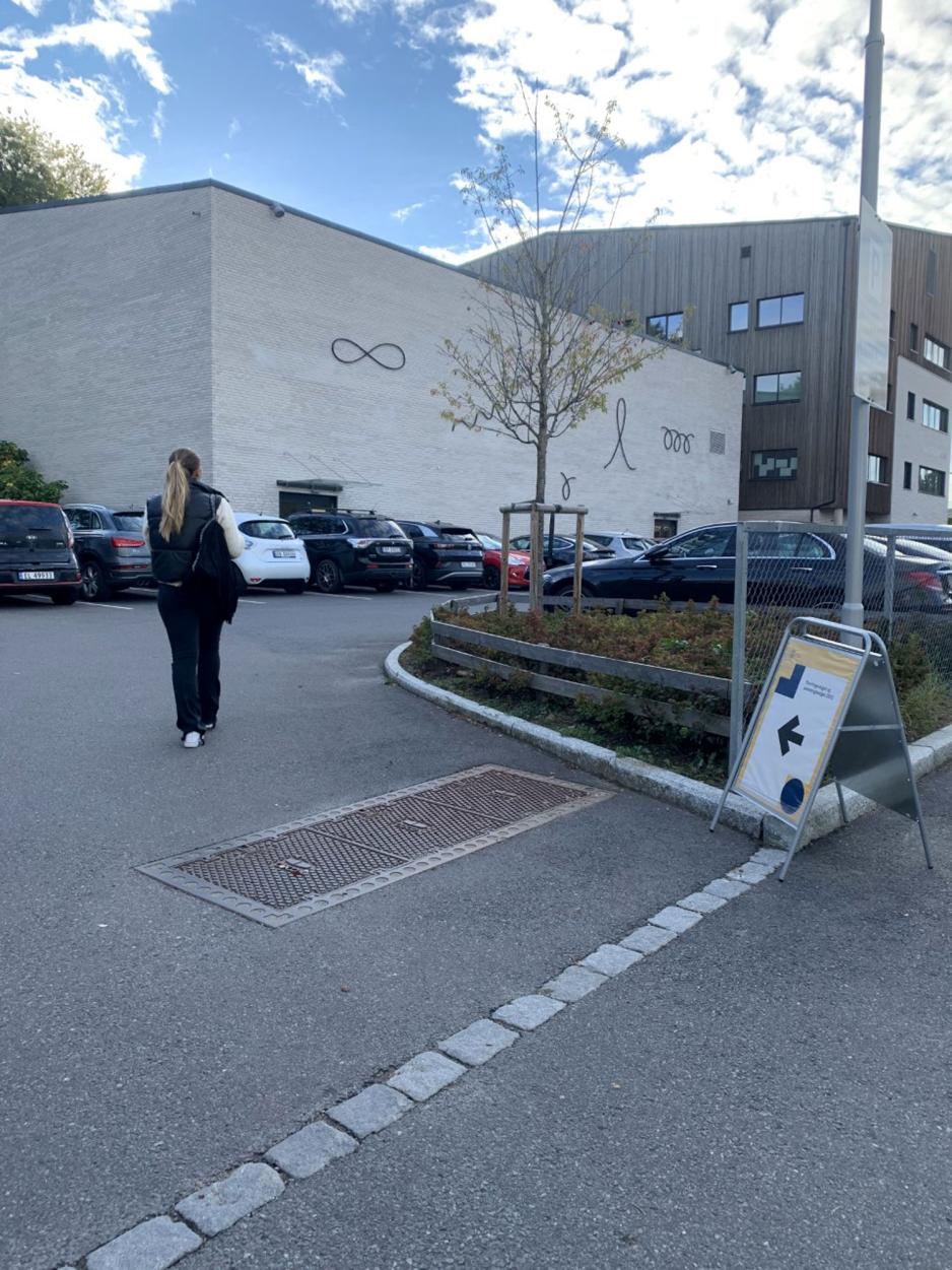 Oda g&aring;r mot valglokalet.