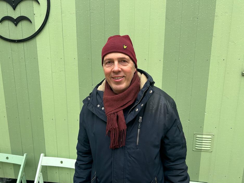 Ola Borge Manns&aring;ker foran den nye badstuen