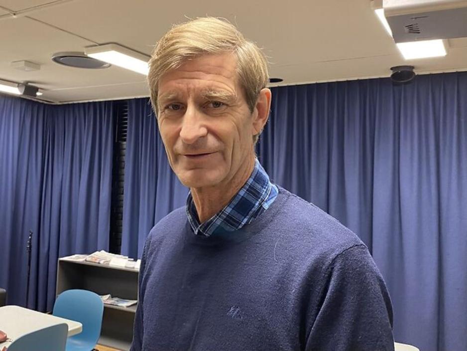 Portrett av Ola M&aelig;land, en mann i bl&aring;tt